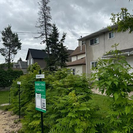 Villa Walking Distance To St Boniface, Easy Parking à Winnipeg Extérieur photo