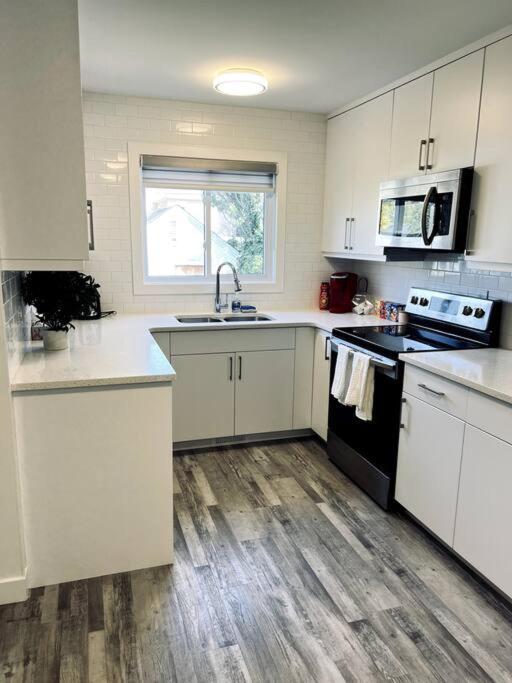 Villa Walking Distance To St Boniface, Easy Parking à Winnipeg Extérieur photo